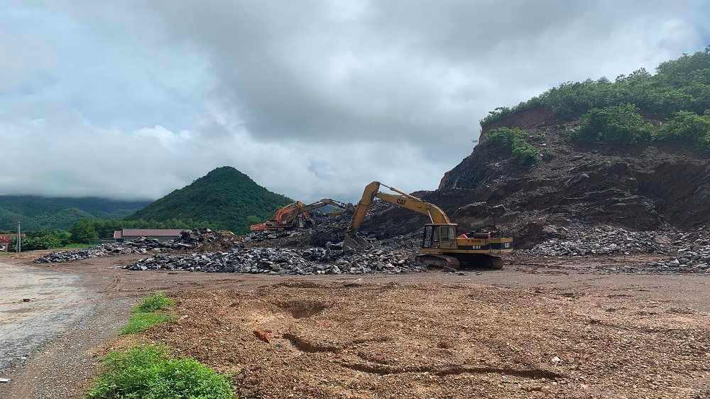 Quảng Bình: “Núp bóng” cải tạo đất để khai thác đá trái phép?