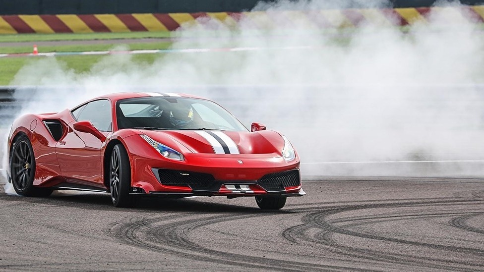 Hệ thống Ferrari Dynamic Enhancer trên 488 Pista là gì? Thăng hoa hay là cạm bẫy cho các cú drift?