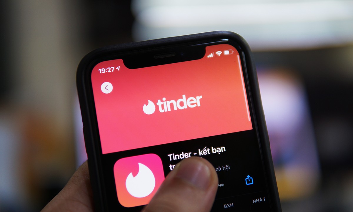 Tiết lộ cách kiếm tiền từ những lần hẹn hò trên Tinder, nàng YouTuber khiến cư dân mạng nổi đóa