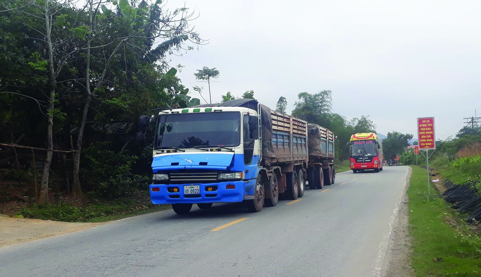 Xe vận tải biển số Lào “đại náo” đường Việt