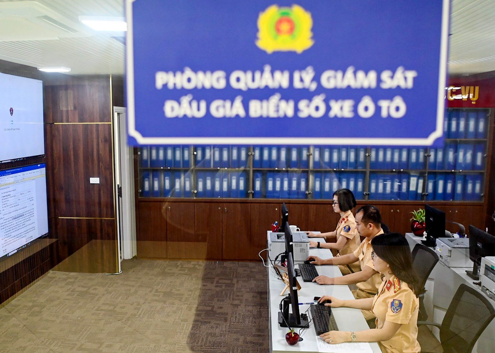 cac-giam-sat-vien-theo-doi-chat-tung-thong-tin-du-lieu-lien-tuc-cap-nhat-ve-buoi-dau-gia-pld-1692692398.jpg