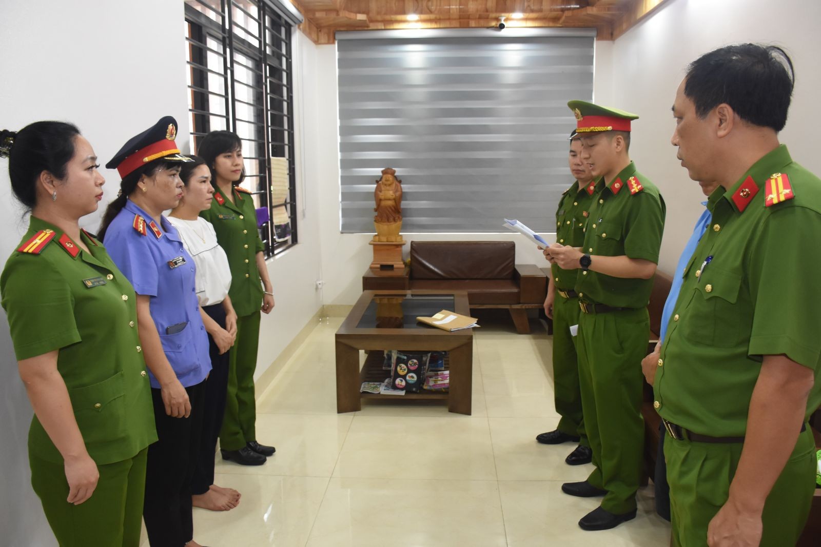 Khởi tố, bắt tạm giam 2 cán bộ Sở (nguyên Giám đốc và nữ Kế toán trưởng) tham ô tài sản