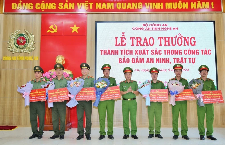 lanh-dao-cong-an-tinh-nghe-an-trao-thuong-ban-chuyen-an-pld-1725593978.webp