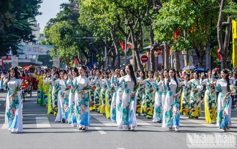 trinh-dien-ao-dai-tai-festival-thu-ha-noi-lan-thu-nhat-pld-1725594963.webp