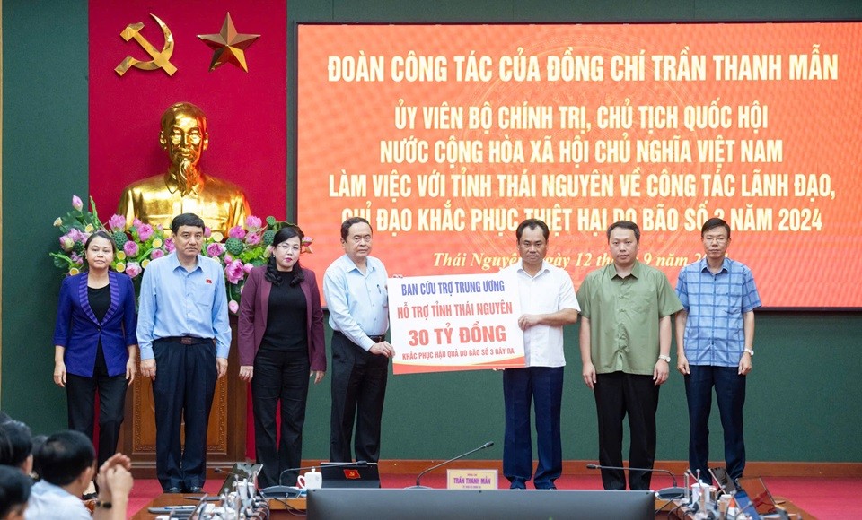 chu-tich-quoc-hoi-tran-thanh-man-trao-30-ty-dong-pld-1726195119.jpg