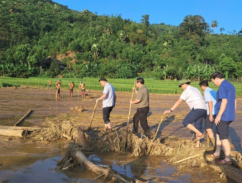 thu-tuong-thi-sat-hien-truong-vu-sat-lo-tai-thon-lang-nu-pld-1726193884.jpg