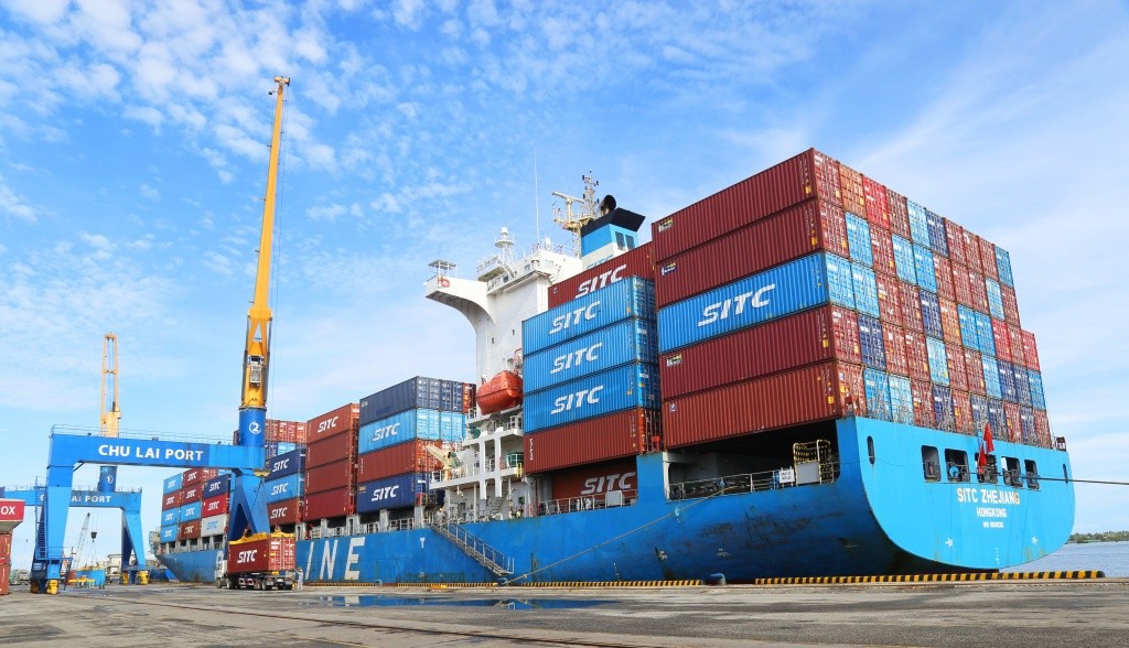 04-tinh-bot-san-cua-cong-ty-apfco-duoc-dong-container-va-xuat-khau-tai-cang-chu-lai20230808103913-1724212779066104003384-1727339414.jpg