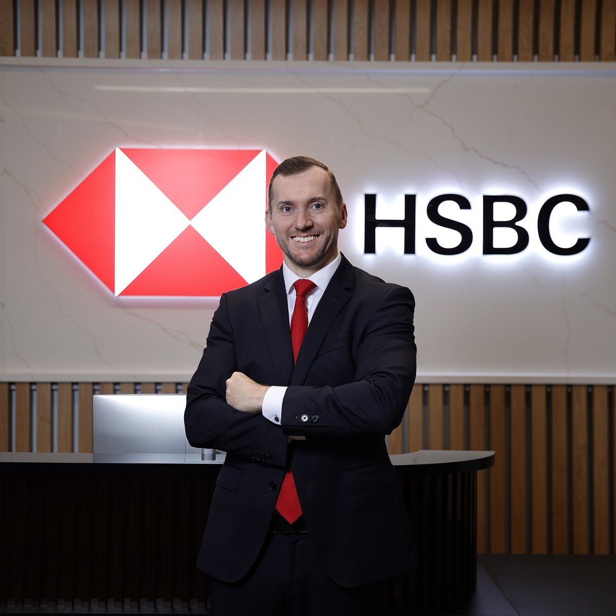 a3-giam-doc-cap-cao-khoi-nghiep-vu-ngan-hang-hsbc-viet-nam-phillip-wright-1749455136.jpg