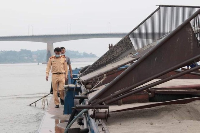 Hà Nội: Bắt quả tang một tàu đang hút cát trái phép trên sông Đà