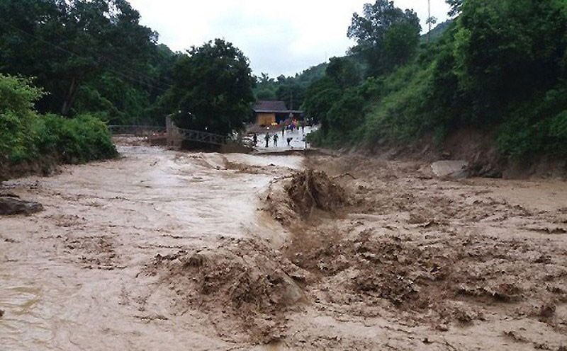 Miền Trung: Hơn 15.000 ngôi nhà bị ngập và hàng trăm ha đất nuôi trồng bị hư hỏng do mưa lũ