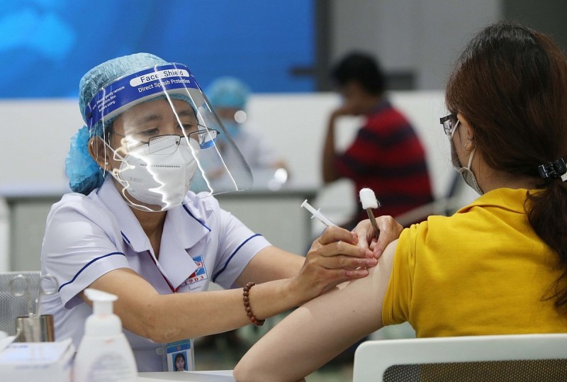 Tiêm vaccine mũi thứ 3 cho người dân vào cuối năm 2021