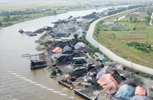 Ninh Bình: Vi phạm hành lang an toàn đê điều kéo dài, do đâu?