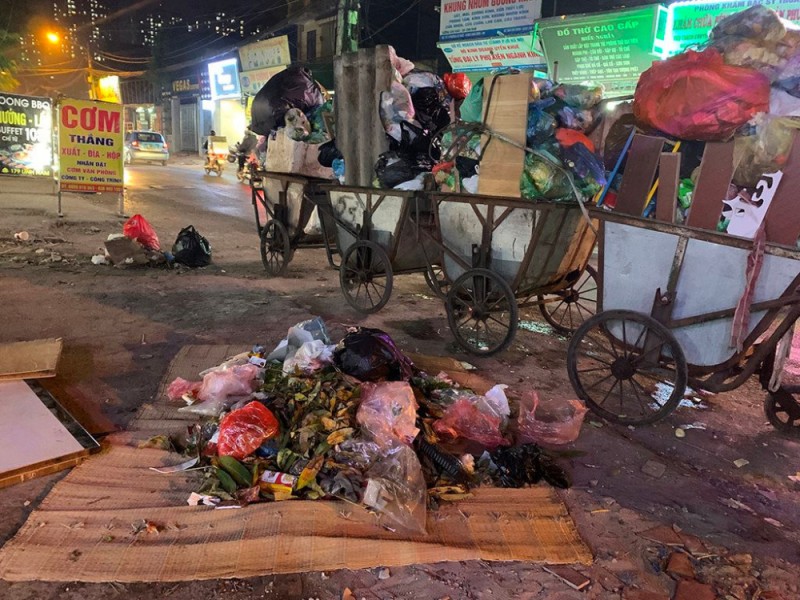 Tập kết rác “vô tội vạ" ngay trên trục đường Lĩnh Nam, Hà Nội: Chính quyền có buông lỏng trách nhiệm?