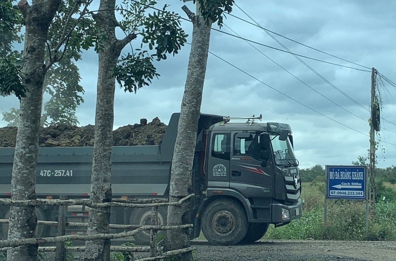 Đắk Lắk: Xe chở đất, đá cày nát đường giao thông nông thôn