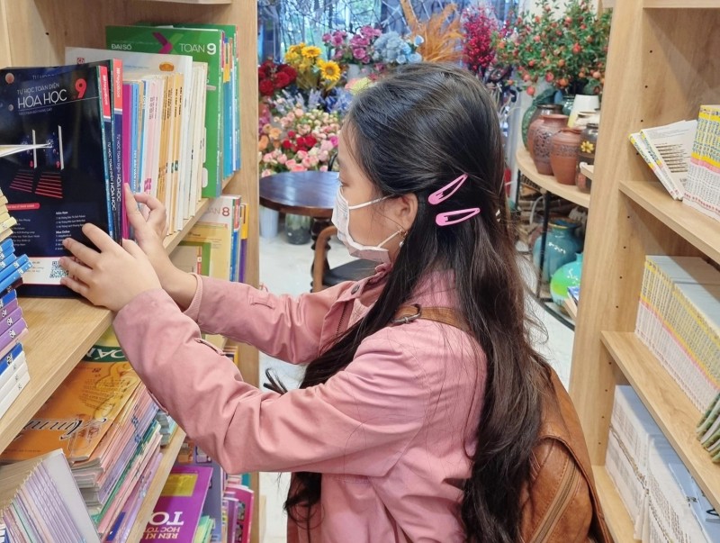 Đại biểu Nguyễn Lân Hiếu đề nghị cấm bán sách tham khảo trong trường