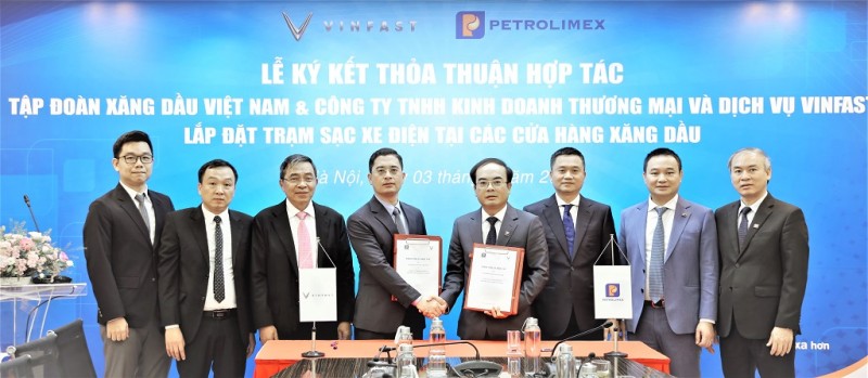 Petrolimex và VinFast ký thỏa thuận hợp tác lắp đặt trạm sạc xe điện tại cửa hàng xăng dầu