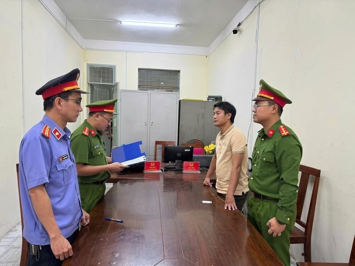 Giám đốc doanh nghiệp bị bắt giam vì cố tình tiếp tục khai thác khoáng sản trái phép, bất chấp đang bị cấm đi khỏi nơi cư trú