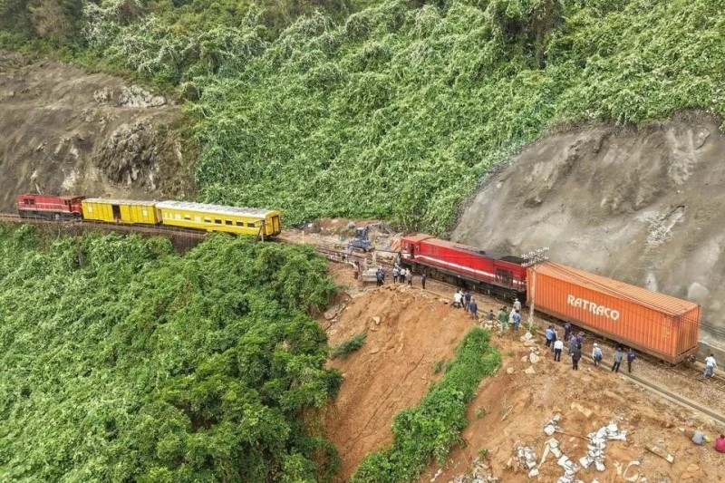 Thông tuyến đèo Hải Vân sau sự cố đá rơi: Tàu hàng chạy lại, thiệt hại hơn 10 tỷ đồng