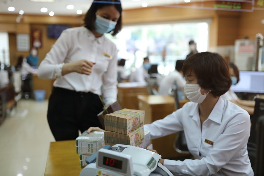 Ngân hàng báo lãi lớn: Cẩn trọng rủi ro từ lãi dự thu