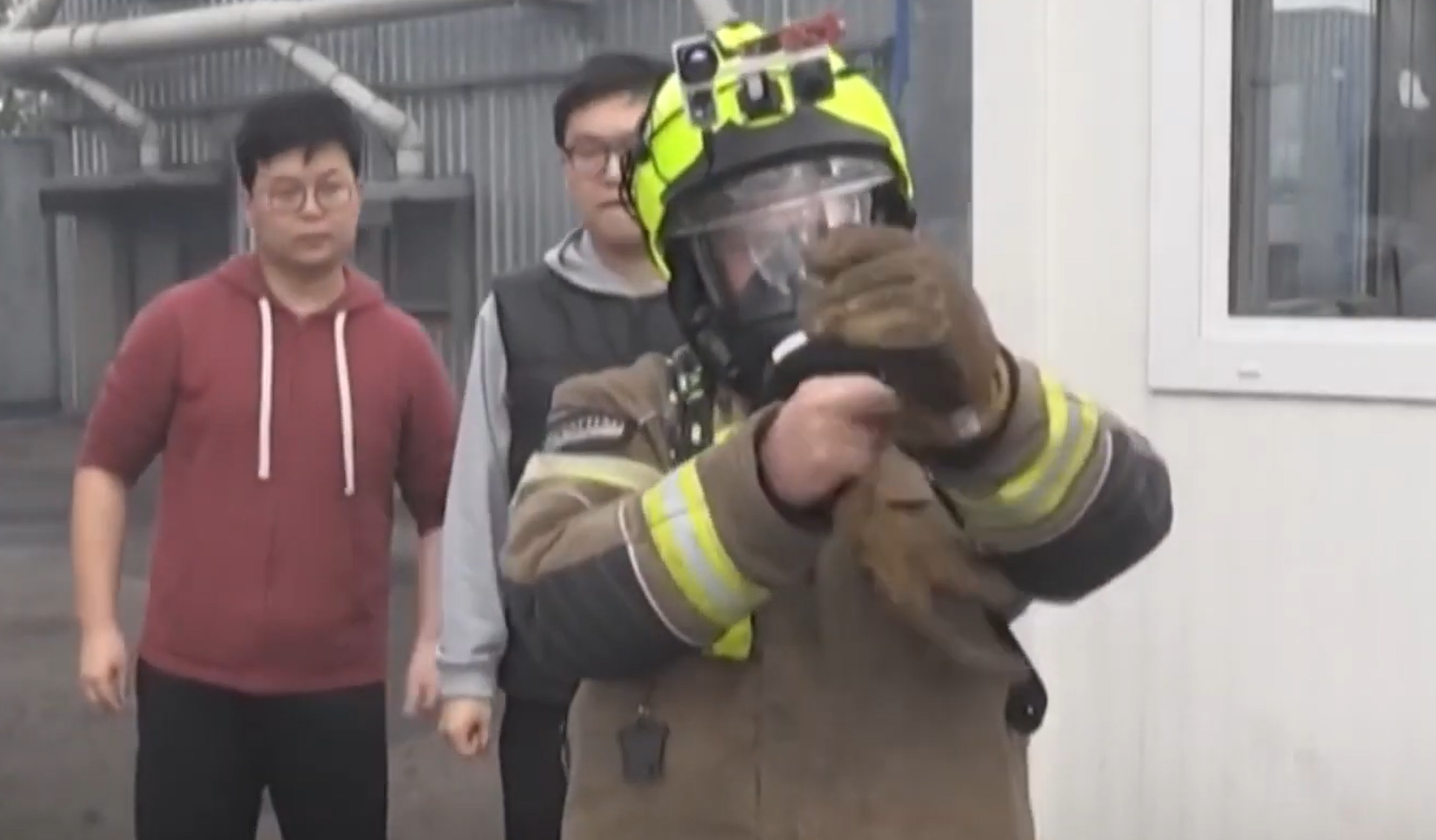 [Video] Mũ bảo hộ tích hợp AI giúp định vị nạn nhân trong đám cháy