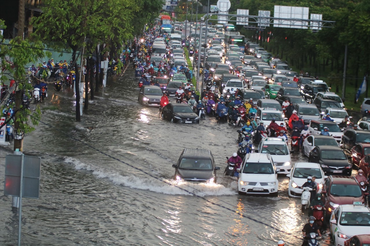 Lãng phí 6 tỷ đô la và bao nhiêu nữa…?