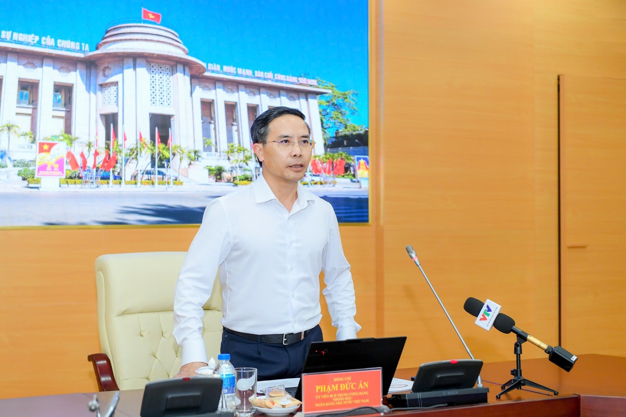 Ngân hàng cam kết giảm lãi suất sau cuộc họp với NHNN