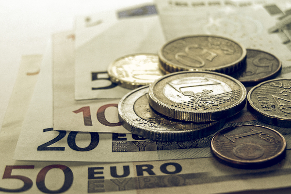 Đồng euro ngang giá đồng USD tác động ra sao tới Mỹ và châu Âu?