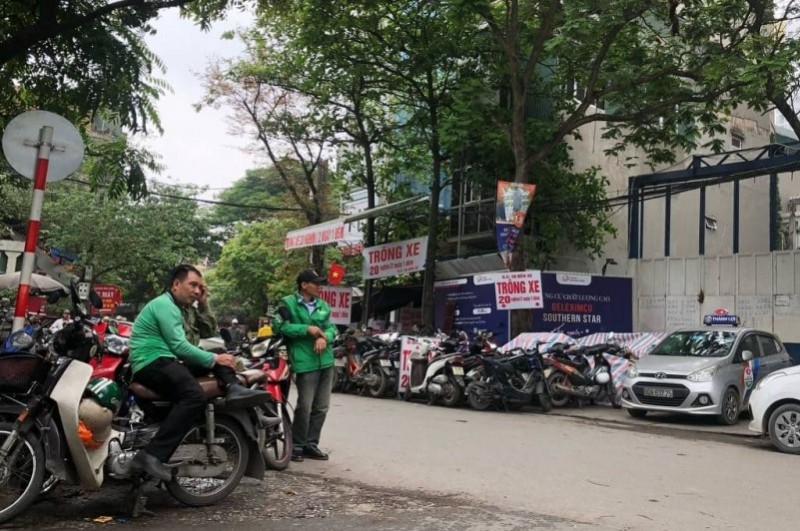 Bãi trông xe trái phép mọc lên như nấm, UBND phường Giáp Bát ở đâu?