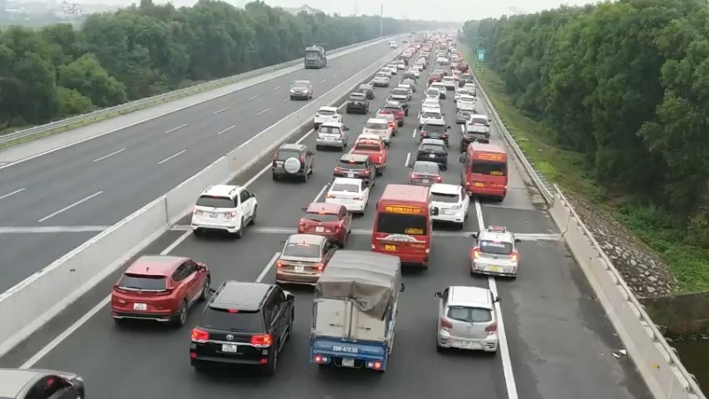 Cao tốc Hà Nội – Hải Phòng: Ùn tắc kéo dài nhưng không được xả trạm