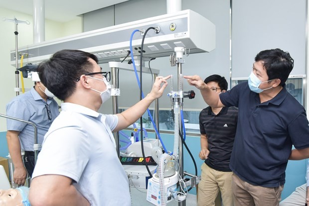 Việt Nam chế tạo thành công máy oxy dòng cao điều trị COVID-19