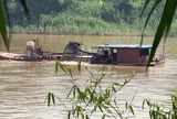 Doanh nghiệp dùng tàu "không số" rút ruột sông Hồng ở Lào Cai