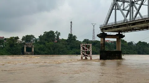 Sập cầu Phong Châu (Phú Thọ), cứu được 3 người bị nạn