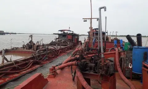 Nam Định: Bắt giữ 4 tàu khai thác cát trái phép tại huyện Nghĩa Hưng