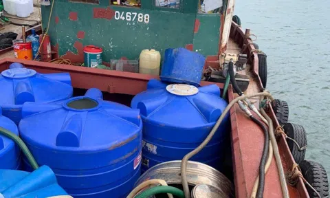 Quảng Ninh: Bắt giữ tàu chở 1.000 lít dầu diesel không rõ nguồn gốc
