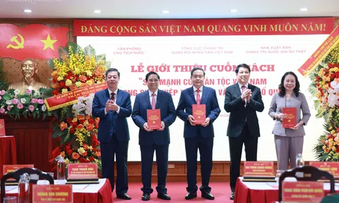Ra mắt cuốn sách 'Sức mạnh của dân tộc Việt Nam trong sự nghiệp xây dựng và bảo vệ Tổ quốc' của Đại tướng Lương Cường