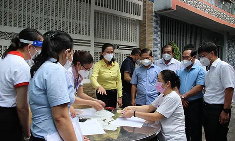 Thứ trưởng Lê Tấn Dũng kiểm tra việc hỗ trợ an sinh cho người dân tại TP. HCM