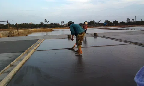 Cải tiến ruộng muối bằng than đốt rơm rạ