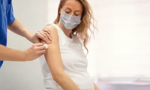 Vaccine COVID-19 an toàn cho phụ nữ mang thai và giảm nguy cơ thai chết lưu