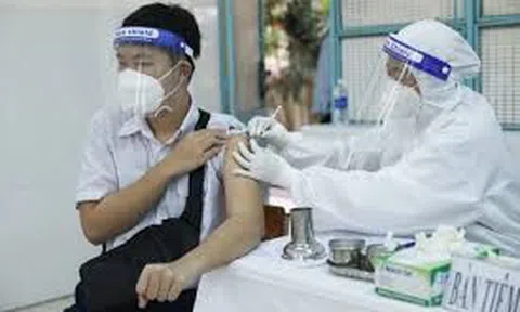 Thủ tướng chỉ đạo đẩy nhanh tiêm vaccine phòng COVID-19 mũi 3, mũi 4