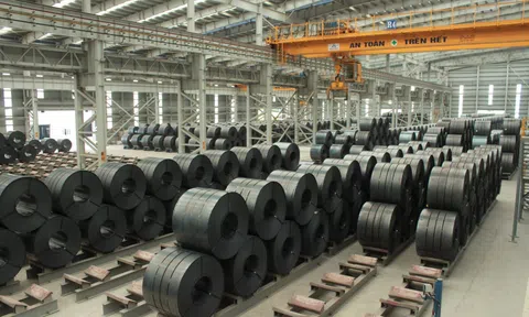 Giá thép cuộn cán nóng tại Việt Nam tiếp tục giảm sâu