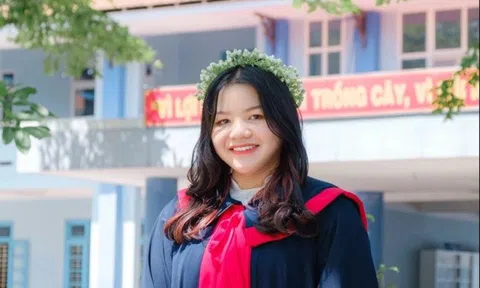 Ngưỡng mộ: Nữ sinh Huế đạt điểm 10 môn Ngữ Văn, viết 11 trang giấy trong vòng 115 phút