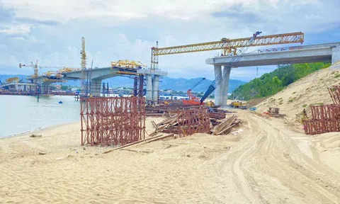 Hợp long cầu vượt biển thứ 2 ở Bình Định