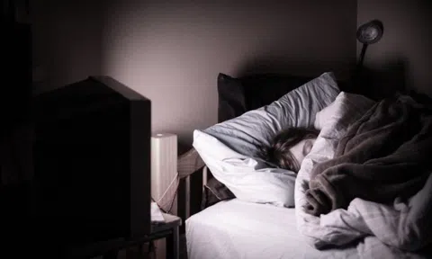 Đi ngủ mà không tắt TV sẽ khiến sức khỏe suy nhược và giảm tuổi thọ
