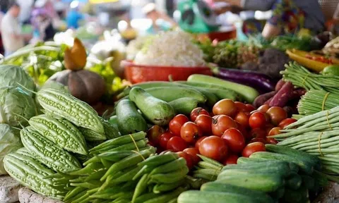 Vì đâu giá xăng giảm nhưng giá hàng tiêu dùng, vận tải vẫn “dậm chân tại chỗ”