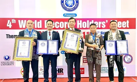 Anh hùng Lao động Nguyễn Quang Mâu vinh dự đón nhận danh hiệu Giáo sư danh dự của Viện Đại học Kỷ lục Thế giới