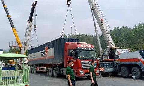 Giá xăng dầu giảm mạnh, chi phí logistics không thể neo cao
