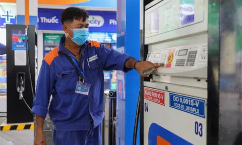 Giá xăng rẻ nhất từ đầu năm: Rau xanh, thực phẩm vẫn đắt đỏ, thắc mắc thì nhận được hồi đáp 'ra cây xăng mà mua'