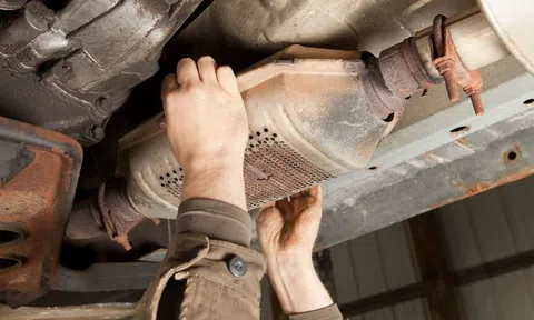 Bộ trung hòa khí thải (Catalytic Converter) là gì? Vì sao bộ phận này của ô tô liên tục bị ăn trộm?