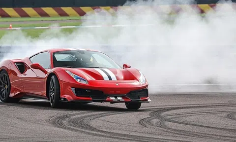 Hệ thống Ferrari Dynamic Enhancer trên 488 Pista là gì? Thăng hoa hay là cạm bẫy cho các cú drift?