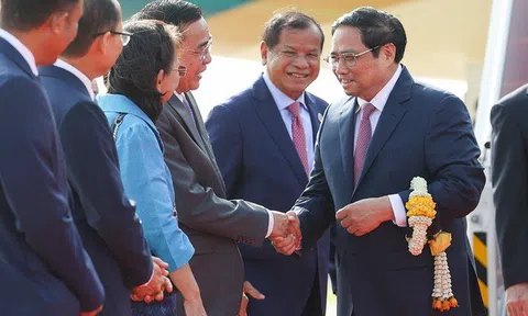 Thủ tướng Phạm Minh Chính tới Thủ đô Phnom Penh, bắt đầu chuyến thăm chính thức Campuchia